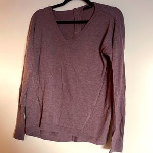 Light weight medium sweater from the limited